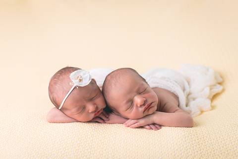 gêmeos twins newborn recém nascido fotografia bebê brasilia book infantil novo nascimento 
 brasilia df manta amarela pose mão no queixo bracinho menina menino casal '