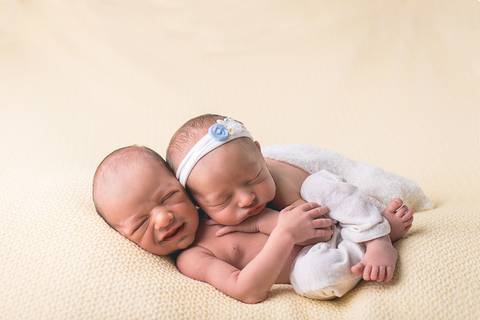 gêmeos twins newborn recém nascido fotografia bebê brasilia book infantil novo nascimento manta amarela pose mão no queixo bracinho menina menino casal barriga pra cima e mão no queixo ninho sorrindo brasilia df'