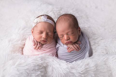 gêmeos twins newborn recém nascido fotografia bebê brasilia book infantil novo nascimento manta amarela pose mão no queixo bracinho menina menino casal  saco de batata azul e rosa cinza pelo wrap charuto pacote brasilia df'