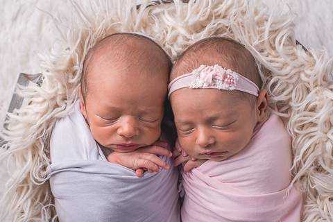 gêmeos twins newborn recém nascido fotografia bebê brasilia book infantil novo nascimento manta amarela pose mão no queixo bracinho menina menino casal  wrap casulo charuto pacote brasilia df'