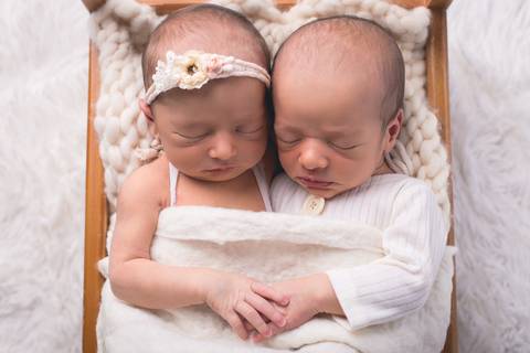 gêmeos twins newborn recém nascido fotografia bebê brasilia book infantil novo nascimento manta amarela pose mão no queixo bracinho menina menino casal  wrap casulo charuto pacote brasilia df mãos dadas bercinho caminha'