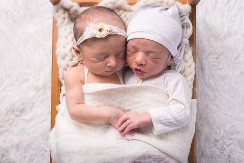 gêmeos twins newborn recém nascido fotografia bebê brasilia book infantil novo nascimento manta amarela pose mão no queixo bracinho menina menino casal  wrap casulo charuto pacote brasilia df mãos dadas bercinho caminha gorro soneca'