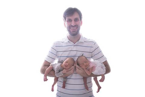 gêmeos twins newborn recém nascido fotografia bebê brasilia book infantil novo nascimento manta amarela pose mão no queixo bracinho menina menino casal  wrap casulo charuto pacote brasilia df mãos dadas bercinho caminha papai pai segurando'