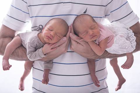 gêmeos twins newborn recém nascido fotografia bebê brasilia book infantil novo nascimento manta amarela pose mão no queixo bracinho menina menino casal  wrap casulo charuto pacote brasilia df mãos dadas bercinho caminha papai pai segurando'