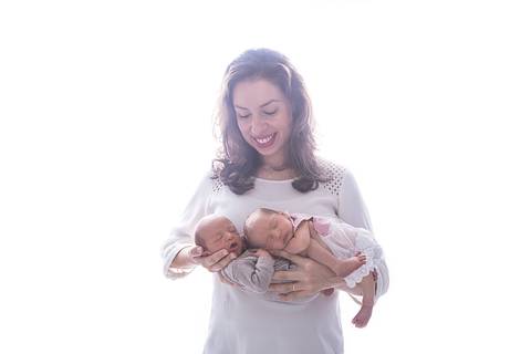 gêmeos twins newborn recém nascido fotografia bebê brasilia book infantil novo nascimento manta amarela pose mão no queixo bracinho menina menino casal  wrap casulo charuto pacote brasilia df mãos dadas bercinho caminha mãe mamãe segurando'