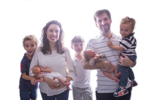 gêmeos twins newborn recém nascido fotografia bebê brasilia book infantil novo nascimento manta amarela pose mão no queixo bracinho menina menino casal  wrap casulo charuto pacote brasilia df família 5 filhos cinco irmãos pais papai mamãe mãe irmã'