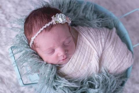 newborn maya bebê recém nascido nascida novo nascimento book infantil verde água rosa amarelo tiffany tifany cesto pelo ruiva brasilia df plongé wrap pacotinho charuto pacote enroladinha'