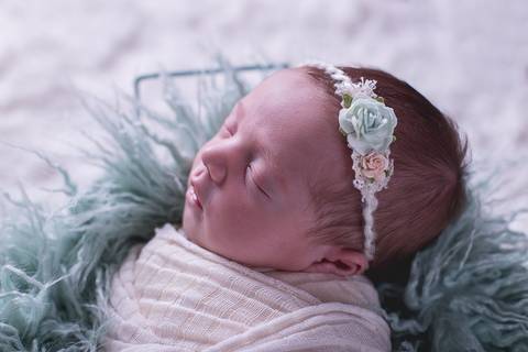 newborn maya bebê recém nascido nascida novo nascimento book infantil verde água rosa amarelo tiffany tifany cesto pelo ruiva brasilia df perfil wrap pacotinho charuto pacote enroladinha'