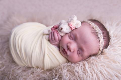 newborn maya bebê recém nascido nascida novo nascimento book infantil verde água rosa amarelo tiffany tifany cesto pelo ruiva brasilia df perfil wrap pacotinho charuto pacote enroladinha páscoa coelho amarelo pelo creme bege frontal'