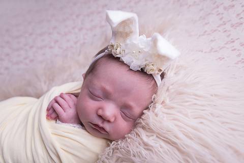 newborn maya bebê recém nascido nascida novo nascimento book infantil verde água rosa amarelo tiffany tifany cesto pelo ruiva brasilia df perfil wrap pacotinho charuto pacote enroladinha páscoa coelho amarelo pelo creme bege frontal orelhas'