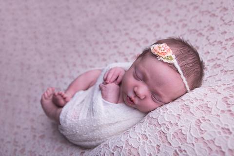 newborn maya bebê recém nascido nascida novo nascimento book infantil verde água rosa amarelo tiffany tifany cesto pelo ruiva brasilia df perfil wrap pacotinho charuto pacote enroladinha páscoa coelho amarelo pelo creme bege plongé biquinho pés pra fora'