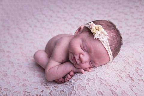 newborn maya bebê recém nascido nascida novo nascimento book infantil verde água rosa amarelo tiffany tifany cesto pelo ruiva brasilia df perfil wrap pacotinho charuto pacote enroladinha páscoa coelho amarelo pelo creme bege frontal taco womb biquinho'