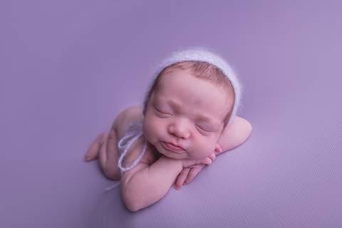 newborn maya bebê recém nascido nascida novo nascimento book infantil verde água rosa amarelo tiffany tifany  lilás touca ruiva brasilia df perfil páscoa coelho amarelo pelo creme bege frontal mão no queixo bracinho frontal plongé'