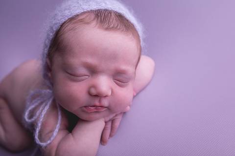 newborn maya bebê recém nascido nascida novo nascimento book infantil verde água rosa amarelo tiffany tifany  lilás touca ruiva brasilia df perfil páscoa coelho amarelo pelo creme bege frontal mão no queixo bracinho frontal plongé'