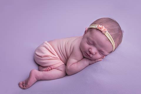 newborn maya bebê recém nascido nascida novo nascimento book infantil verde água rosa amarelo tiffany tifany  lilás touca ruiva brasilia df perfil páscoa coelho amarelo pelo creme bege frontal mão no queixo bracinho frontal plongé bumbum '