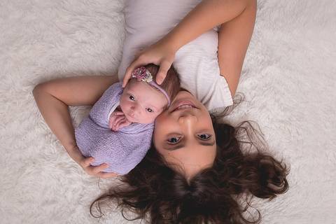 newborn maya bebê recém nascido nascida novo nascimento book infantil verde água rosa amarelo tiffany tifany  lilás  ruiva brasilia df páscoa coelho amarelo pelo creme bege frontal plongé irmãs irmã mais velha acordada olhando'