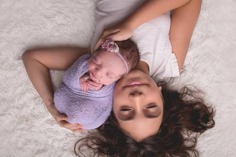 newborn maya bebê recém nascido nascida novo nascimento book infantil verde água rosa amarelo tiffany tifany  lilás  ruiva brasilia df páscoa coelho amarelo pelo creme bege frontal plongé irmãs irmã mais velha acordada olhando olhos fechados'