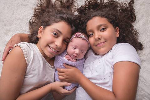 newborn maya bebê recém nascido nascida novo nascimento book infantil verde água rosa amarelo tiffany tifany  lilás  ruiva brasilia df páscoa coelho amarelo pelo creme bege frontal plongé irmãs irmã mais velha acordada olhando'