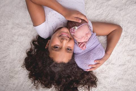 newborn maya bebê recém nascido nascida novo nascimento book infantil verde água rosa amarelo tiffany tifany  lilás  ruiva brasilia df páscoa coelho amarelo pelo creme bege frontal plongé irmãs irmã mais velha acordada olhando'