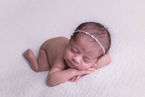 taco womb branco azul rosa gabriela newborn bebê book recém nascido nascida baby perfil brasilia df bracinho mão no queixo'