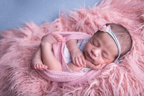 taco womb branco azul rosa gabriela newborn bebê book recém nascido nascida baby perfil brasilia df pelo rosa manta azul pernas e pés de fora'