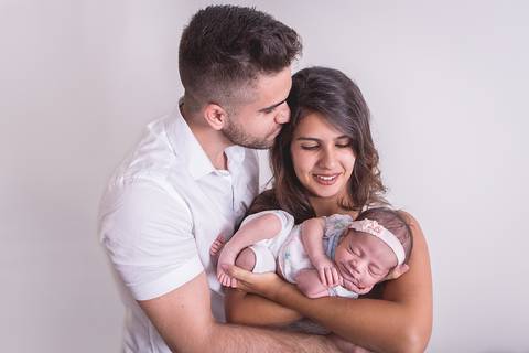 taco womb branco azul rosa gabriela newborn bebê book recém nascido nascida baby perfil brasilia df papai beijando mamãe família pai e mãe'