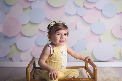 acompanhamento bebe baby book primeiro ano milestones gabriela brasilia df sorrindo cama quartinho mão no joelho'