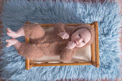 book bebe 3 meses roupa marrom cenario ursinho lã capuz brasilia df acompanhamento fotos fotografia infantil bebes aguas claras sorrindo tapete pelo flokati cama bercinho berço'