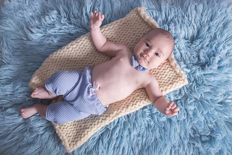 book bebe 3 meses roupa short azul gravata borboleta cenario ursinho lã capuz brasilia df acompanhamento fotos fotografia infantil bebes aguas claras sorrindo tapete pelo flokati '