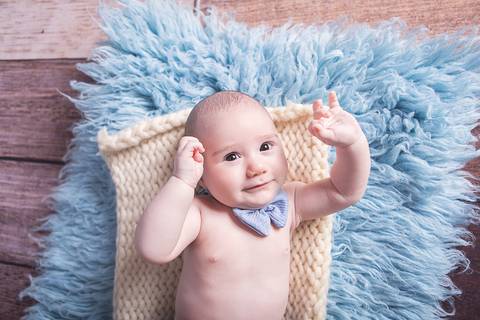 book bebe 3 meses roupa short azul gravata borboleta cenario ursinho lã capuz brasilia df acompanhamento fotos fotografia infantil bebes aguas claras sorrindo tapete pelo flokati '