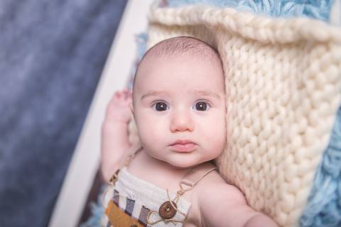 book bebe 3 meses roupa short azul gravata borboleta cenario ursinho lã capuz brasilia df acompanhamento fotos fotografia infantil bebes aguas claras sorrindo tapete pelo flokati '