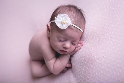 bebe recem nascido newborn book preço valor brasilia df pose womb taco barriguinha barriga pra baixo fundo rosa com branco e headband faixa cabelo flor manta'
