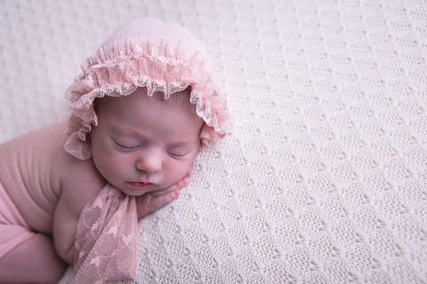 bebe recém nascido newborn book preço valor brasília df pose bumbum pra cima barriga para baixo fundo branco manta touca rosa arco-iris rainbow baby bebe tempestade felicidade manta'