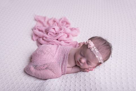 bebe recém nascido newborn book preço valor brasília df pose bumbum pra cima barriga para baixo fundo branco manta touca rosa arco-iris rainbow baby bebe tempestade felicidade manta wrap rosa paninho por cima headband faixa cabelo cabeça rosa'