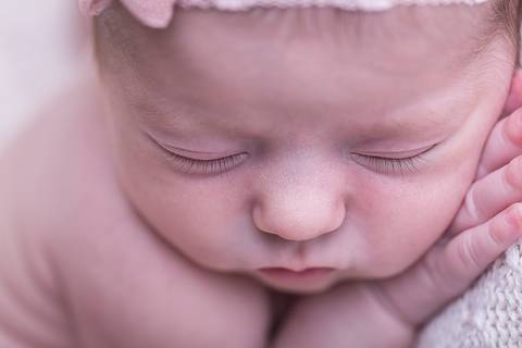 bebe recém nascido newborn book preço valor brasília df pose bumbum pra cima barriga para baixo fundo branco manta touca rosa arco-iris rainbow baby bebe tempestade felicidade manta wrap rosa paninho por cima headband faixa cabelo cabeça rosa close macro'
