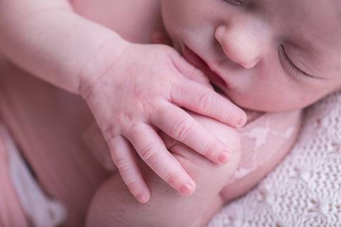 bebe recém nascido newborn book preço valor brasília df  arco-iris rainbow baby bebe tempestade felicidade macro detalhes olhos mão'