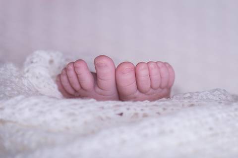 bebe recém nascido newborn book preço valor brasília df  arco-iris rainbow baby bebe tempestade felicidade macro detalhes olhos pés'