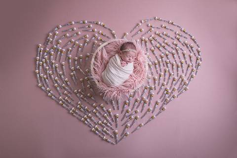 enoxaparina bebe recem nascido newborn book preço valor brasilia df pose barriga pra cima wrap enrolado pano paninho barriguinha barriga pra cima fundo rosa com branco e headband faixa cabelo flor manta seringas picadinhas de amor'