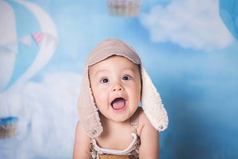 acompanhamento bebe book preço valor investimento brasilia df noroeste 07 meses vitor vestido de aviador touca fundo de balões céu azul macacão bebe sorrindo sorriso banguela'