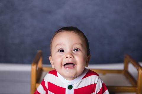 acompanhamento bebe book preço valor investimento brasilia df noroeste 07 meses vitor vestido de macacão listrado vermelho com branco fundo azul chão madeira quartinho quarto mini cama mini berço bercinho bebe sorrindo sorriso banguela prop'