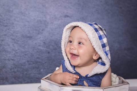 acompanhamento bebe book preço valor investimento brasilia df noroeste 07 meses vitor vestido de macacão com capuz xadrez fundo azul chão madeira quartinho quarto mini cama mini berço bercinho bebe sorrindo sorriso banguela prop octo branco'