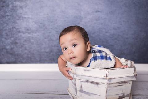 acompanhamento bebe book preço valor investimento brasilia df noroeste 07 meses vitor vestido de macacão com capuz xadrez fundo azul chão madeira quartinho quarto mini cama mini berço bercinho bebe sorrindo sorriso banguela prop octo branco'