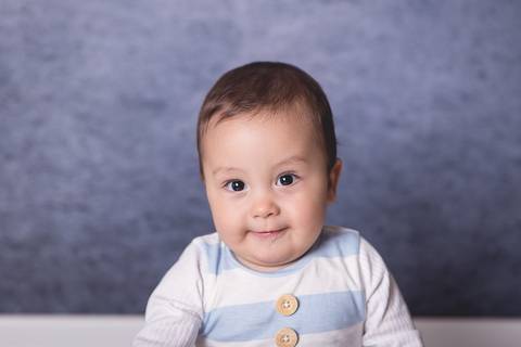 acompanhamento bebe book preço valor investimento brasilia df noroeste 07 meses vitor vestido de body listrado azul claro com branco fundo azul chão madeira quartinho quarto mini cama mini berço bercinho bebe sorrindo sorriso banguela prop octo branco '