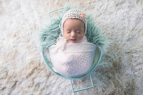 bebe recem nascido newborn book preço valor brasilia df pose barriguinha barriga pra cima  prop ferro verde água furos enrolada enrolado wrap pano branco cobertinha headband faixa cabelo cabeça flor rosa tapete pelos no chão touca mohair verde tiffany'