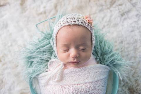 bebe recem nascido newborn book preço valor brasilia df pose barriguinha barriga pra cima  prop ferro verde água furos enrolada enrolado wrap pano branco cobertinha headband faixa cabelo cabeça flor rosa tapete pelos no chão touca mohair verde tiffany'