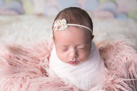 bebe recem nascido newborn book preço valor brasilia df pose saco de batata prop enrolada enrolado wrap pano rosa headband faixa cabelo cabeça flor rosa com verde tapete pelos no chão mohair verde tiffany pelo rosa'