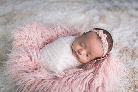 bebe recem nascido newborn book preço valor brasilia df pose saco de batata prop enrolada enrolado wrap pano rosa headband faixa cabelo cabeça flor rosa com verde tapete pelos no chão mohair verde tiffany pelo rosa deitada'