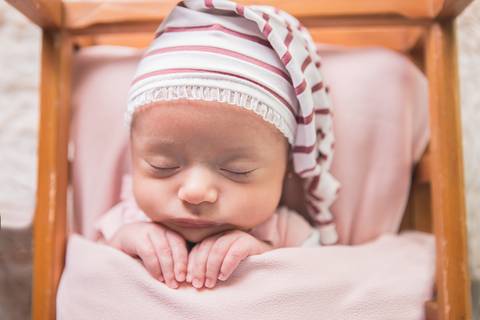bebe recem nascido newborn book preço valor brasilia df pose saco de batata prop enrolada enrolado wrap pano rosa headband faixa cabelo cabeça flor rosa com verde tapete pelos no chão mohair verde tiffany pelo rosa touca cama cobertinha segurando'