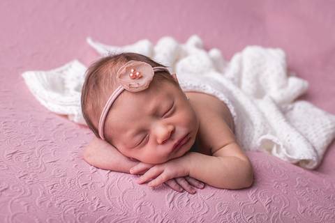 bebe recem nascido newborn book preço valor brasilia df pose mãozinha mão no queixo queixinho barriguinha barriga pra baixo fundo rosa flores headband faixa cabelo flor manta'