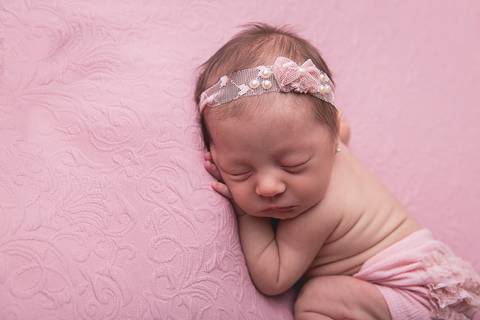 bebe recem nascido newborn book preço valor brasilia df pose bumbum pra cima barriguinha barriga pra baixo fundo rosa flores headband faixa cabelo flor manta pérolas lã'